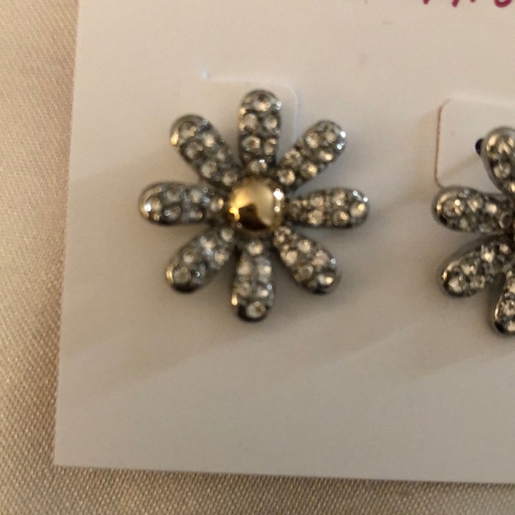 Betsey Johnson Silver Tone Ohh A Daisy Stud Earrings Crystal Accents NWT - Picture 7 of 13